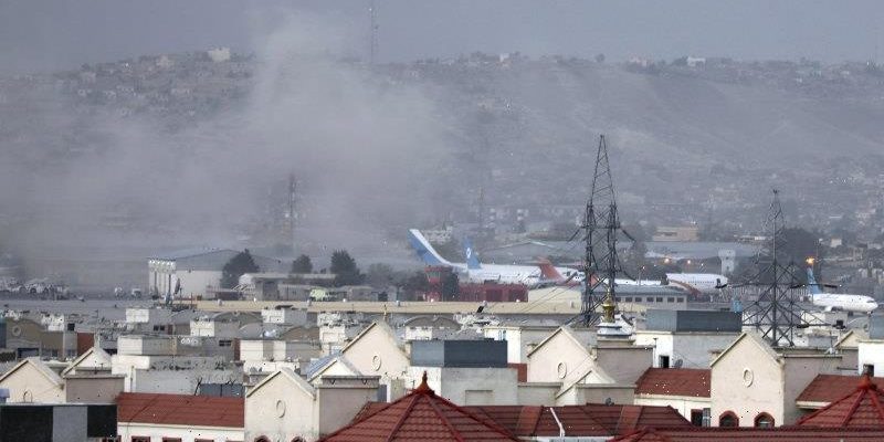 Biden giura vendetta mentre il bilancio delle vittime sale a 103 negli attacchi di Kabul, con l'evacuazione degli Stati Uniti ininterrotta