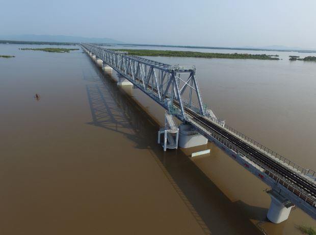 Posa dei binari per il ponte ferroviario che collega Cina e Russia