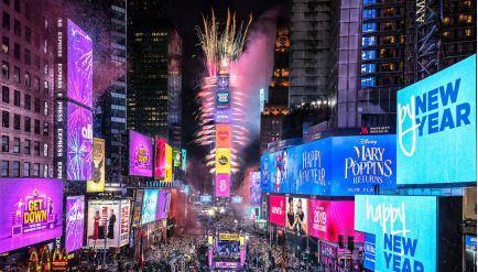 Gli elementi culturali cinesi brillano al conto alla rovescia di Capodanno a Times Square a New York City (NYC).